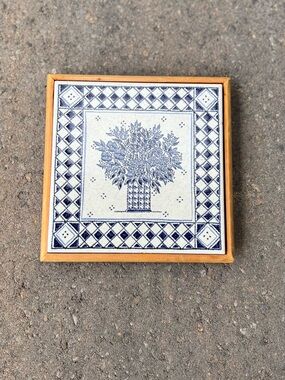 Blue & white ceramic tile trivet — floral bouquet with wood frame